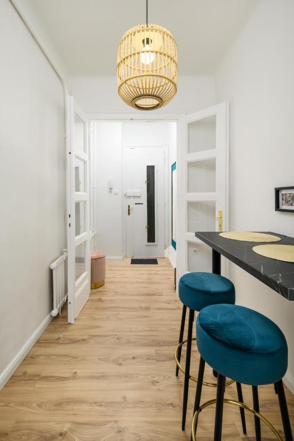 Stylish Spot By The River Danube Budapest Exterior photo
